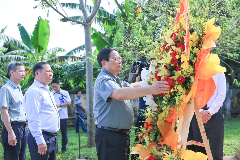 Trước giờ khởi công dự án, Thủ tướng Phạm Minh Chính đến đặt hoa tại Đài tưởng niệm Căn cứ cách mạng Giằng Sèo ở xã Cao Sơn, huyện Đà Bắc - Ảnh: VGP/Nhật Bắc