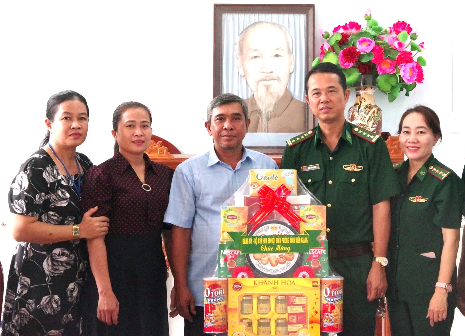 Ông Danh Lắm, Phó Trưởng Ban Dân tộc tỉnh Kiên Giang nhận quà từ Đại tá Doãn Đình Tránh, Phó Chính uỷ BĐBP Kiên Giang 