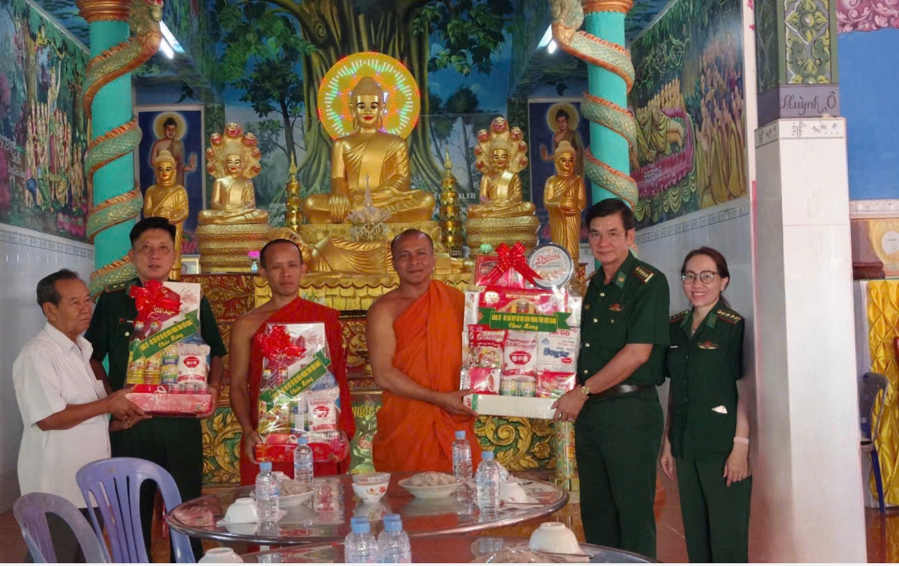 Đảng ủy, Bộ Chỉ huy BĐBP tỉnh Kiên Giang thăm tặng quà cho Ban quản trị chùa Mũi Nai (TP. Hà Tiên) và đại diện Người có uy tín khu vực biên giới đất liền TP. Hà Tiên