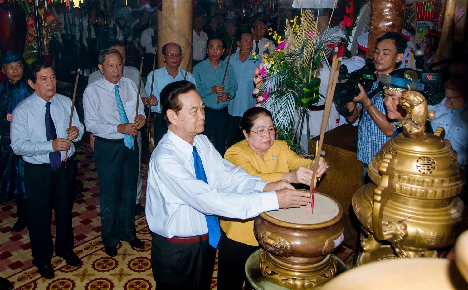 Nguyên Thủ tướng Chính phủ Nguyễn Tấn Dũng cùng Đoàn dân quân chính Đảng tỉnh Kiên Giang đến thắp hương tưởng nhớ AHDT Nguyễn Trung Trực