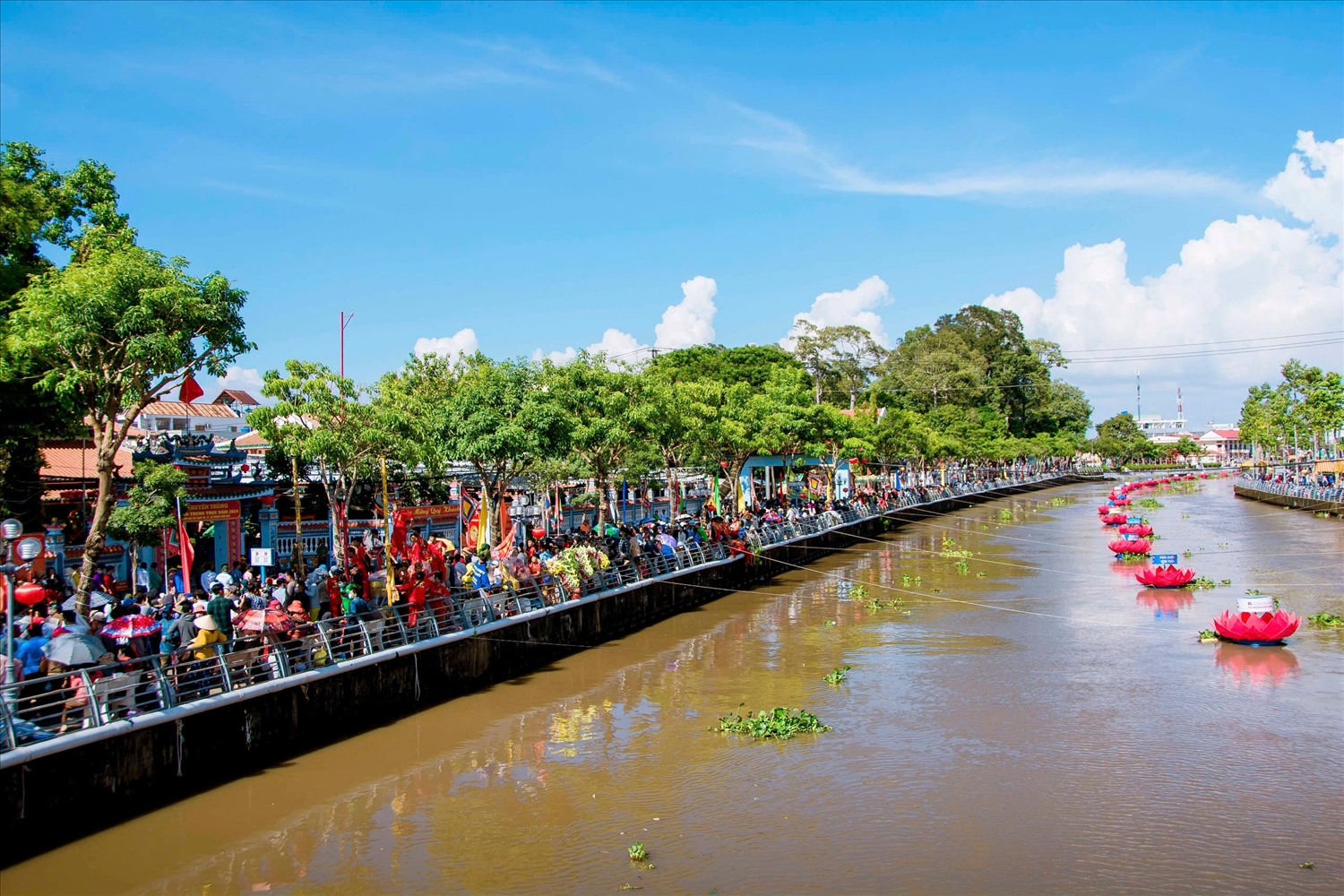 Người dân các tỉnh về dự Lễ hội truyền thống kỷ niệm 156 năm AHDT Nguyễn Trung Trực hy sinh tại trung tâm TP. Rạch Giá ( Kiên Giang) 