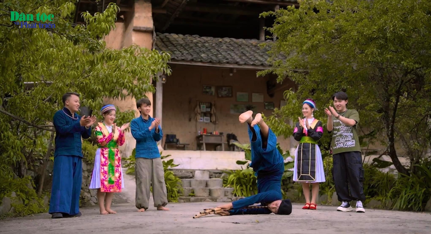 Ly Minh Cường, dân tộc Mông, sinh ra và lớn lên tại xã Lũng Phìn, huyện Đồng Văn, tỉnh Hà Giang, hiện là sinh viên của Học viện Âm nhạc Quốc gia Việt Nam, đã đạt được nhiều thành tích đáng nể và là tấm gương truyền cảm hứng cho nhiều bạn trẻ DTTS.