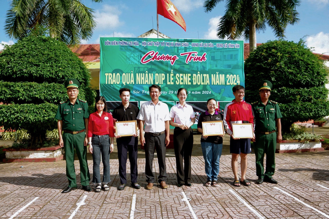 Trao giấy khen cho các cá nhân có nhiều đóng góp tích cực trong thực hiện chính sách an sinh xã hội trên địa bàn xã Lai Hòa, thị xã Vĩnh Châu