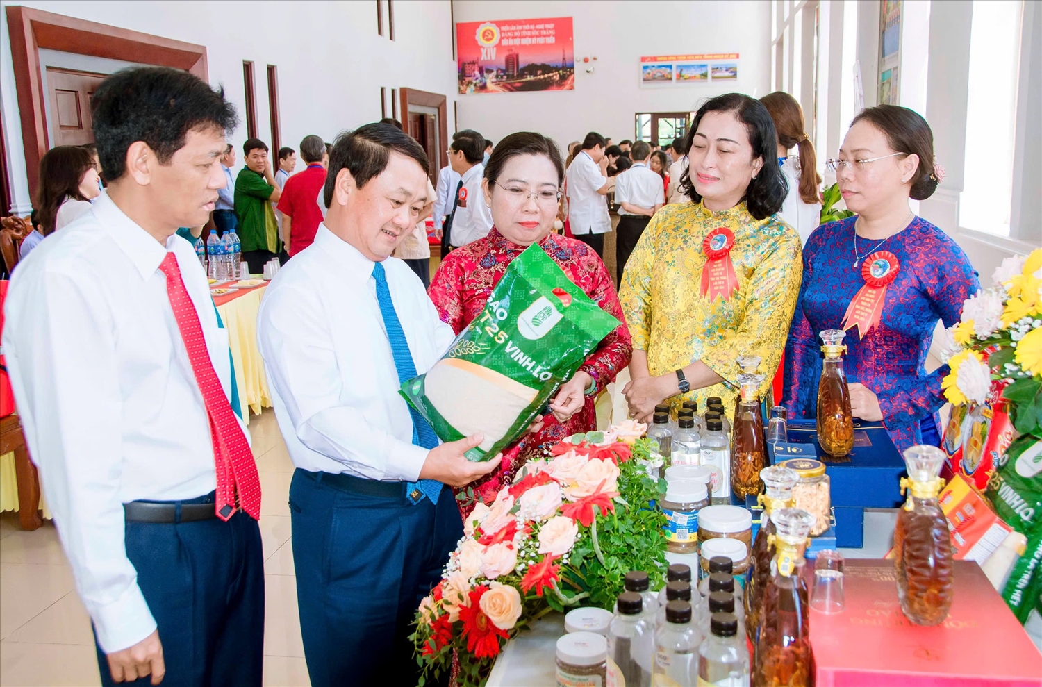 Ủy viên Ban Chấp hành Trung ương Đảng, Bộ trưởng, Chủ nhiệm Ủy ban Dân tộc Hầu A Lềnh cùng các đại biểu tham quan gian hàng trưng bày các sản phẩm của huyện Thạnh Trị, tỉnh Sóc Trăng tại Đại hội đại biểu các DTTS tỉnh Sóc Trăng lần IV, năm 2024. Ảnh: N. Tâm