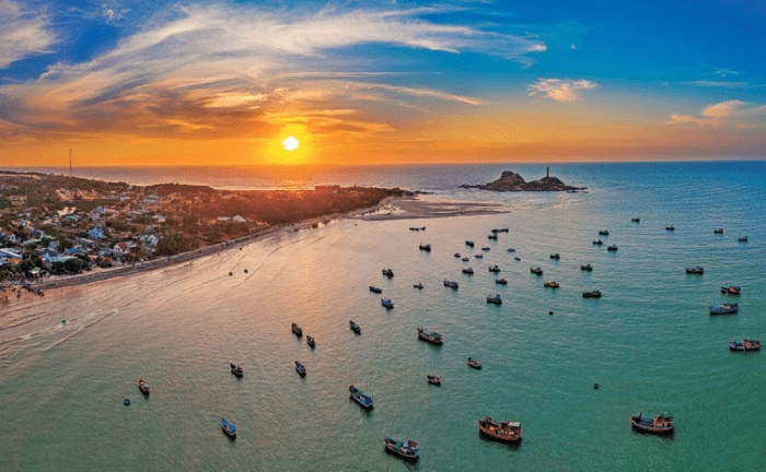 Biển Phan Thiết trong buổi hoàng hôn.