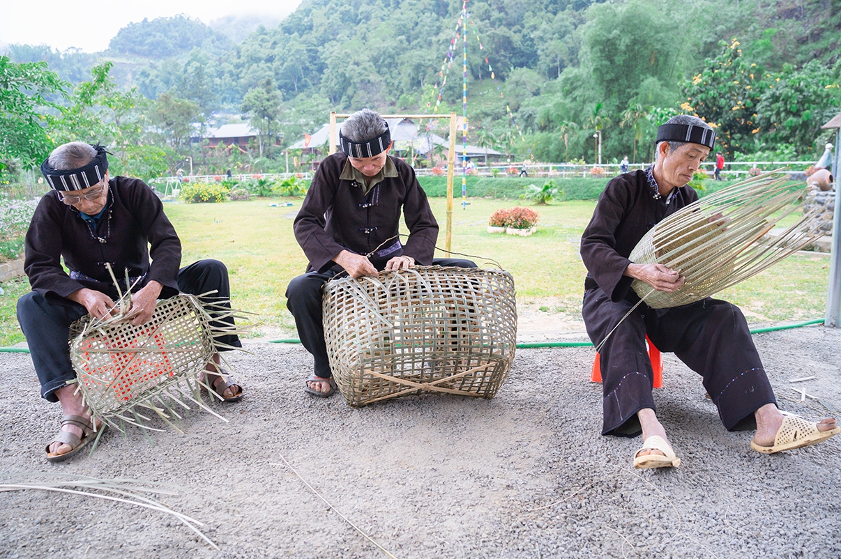 Bà con dân tộc Lự xã Bản Hon (huyện Tam Đường) duy trì, giữ gìn, phát huy nghề đan lát.