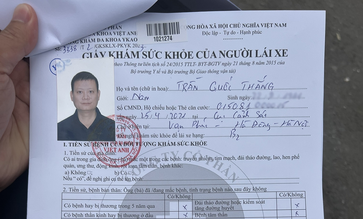 Một điểm quan trọng cần lưu ý là giấy khám sức khỏe cần có mã xác thực điện tử. Ngoài ra, ảnh 3x4 phải tuân thủ các yêu cầu về kích thước và chất lượng như độ phân giải 300dpi, định dạng jpg, không nên chỉnh sửa khuôn mặt quá mức.