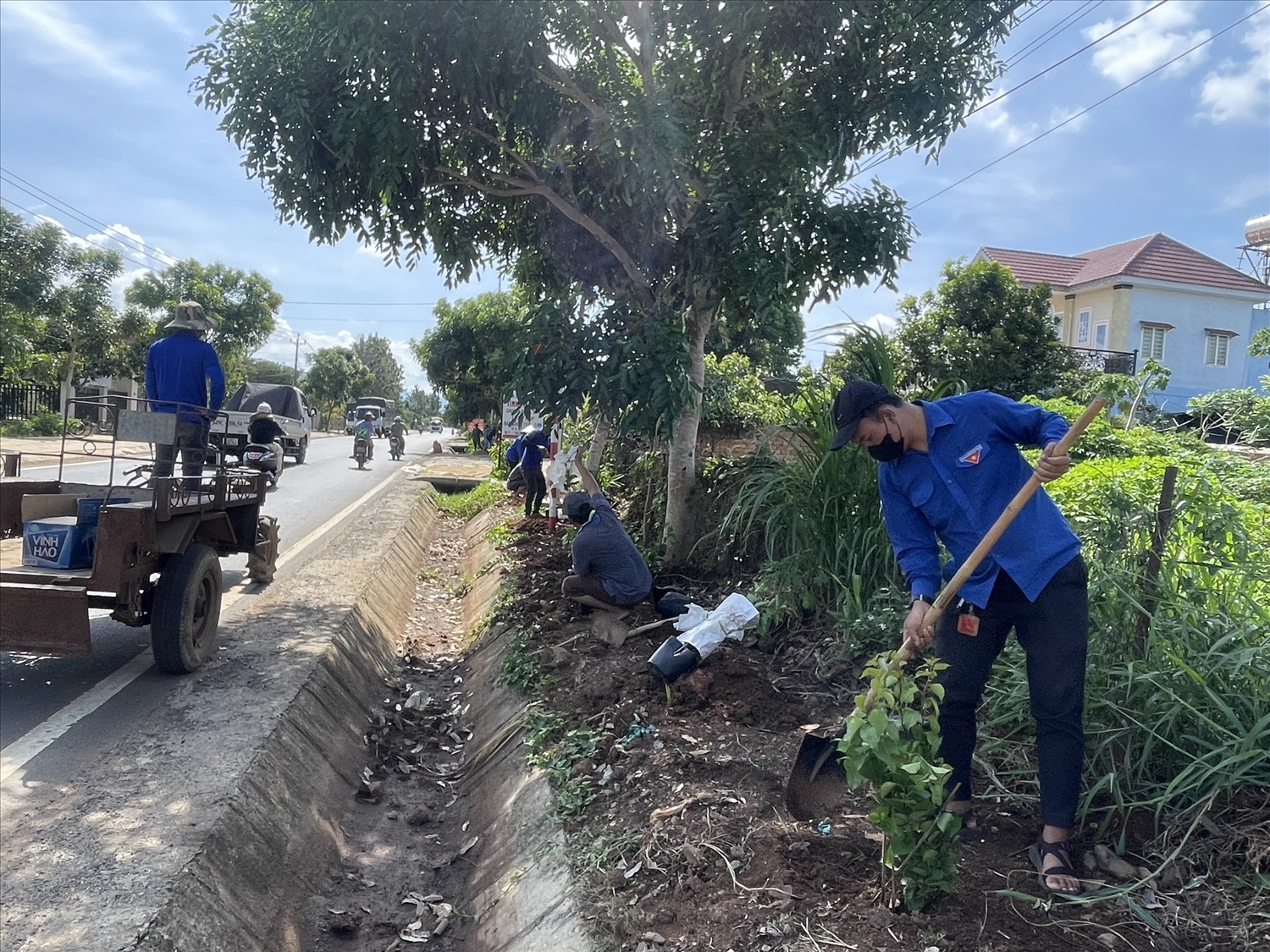 Đoàn viên, thanh niên đã hăng hái tham gia trồng mới và chăm sóc cây phân tán, dọn dẹp vệ sinh tại các tuyến đường trên địa bàn xã N’Thol Hạ, huyện Đức Trọng.