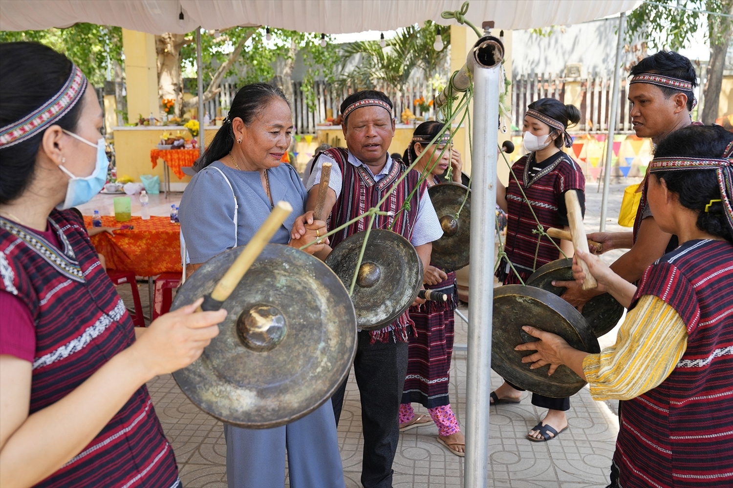 Cồng Chiêng là nhạc cụ truyền thống của đồng bào dân tộc Châu Ro ( Thị xã Phú Mỹ, Bà Rìa - Vũng Tàu ) được đồng bào gìn giữ và phát huy trong các hoạt động văn hóa, sự kiện của địa phương 