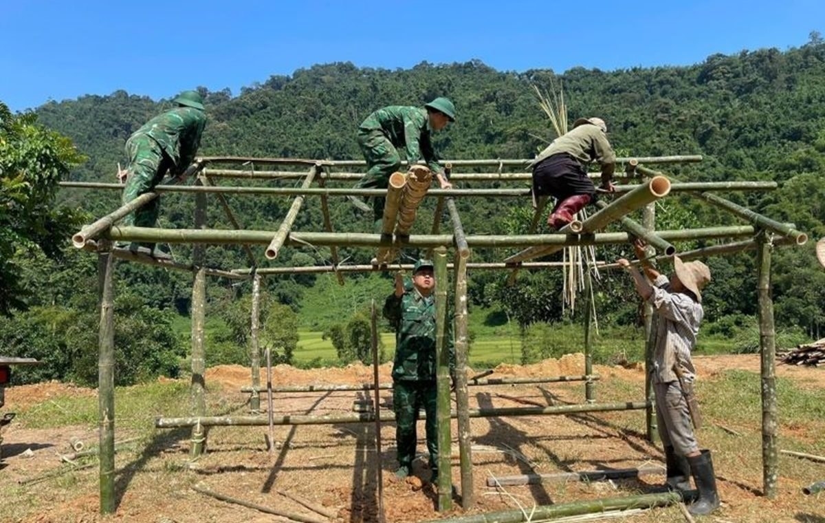 Xây dựng nơi ở tạm cho các hộ dân tại bản Cha Khót