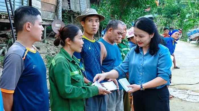 Lãnh đạo huyện Quan Sơn trao tặng quà, động viên các hộ phải di dời khẩn cấp, tránh sạt, lở đất.