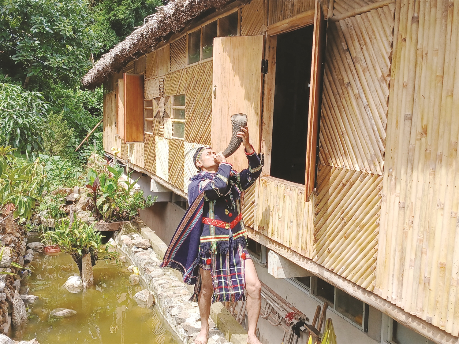 Dagout Brice Liêm bên ngôi nhà sàn của anh