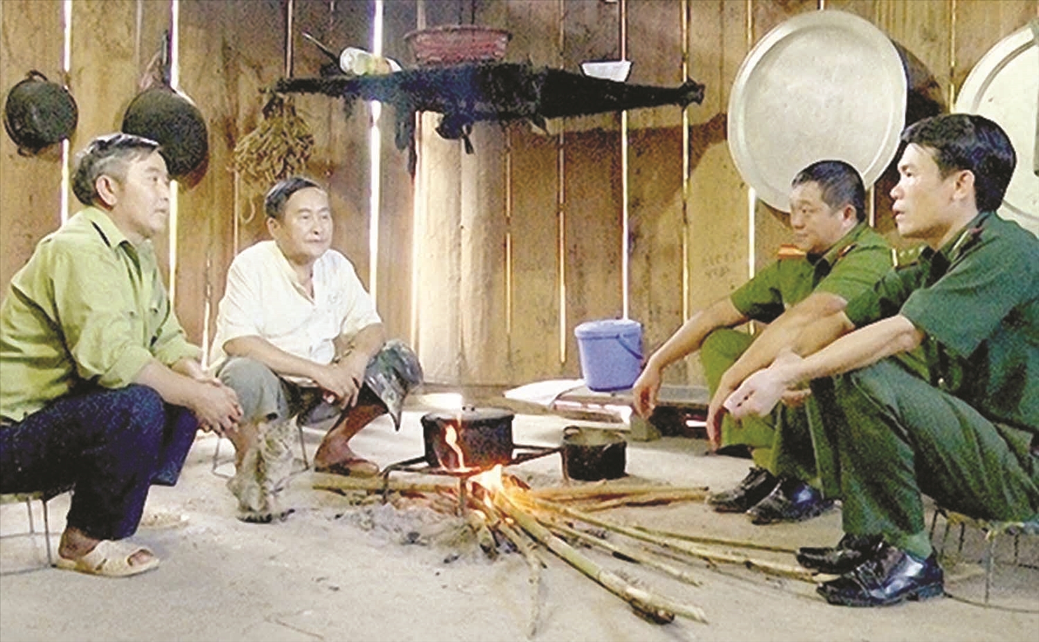 Ông Sộng Páo Nênh (thứ 2 trái sang) phối hợp với lực lượng Công an và Bộ đội Biên phòng tuyên truyền, vận động người dân xóa bỏ các hủ tục lạc hậu. Ảnh: Minh Phong