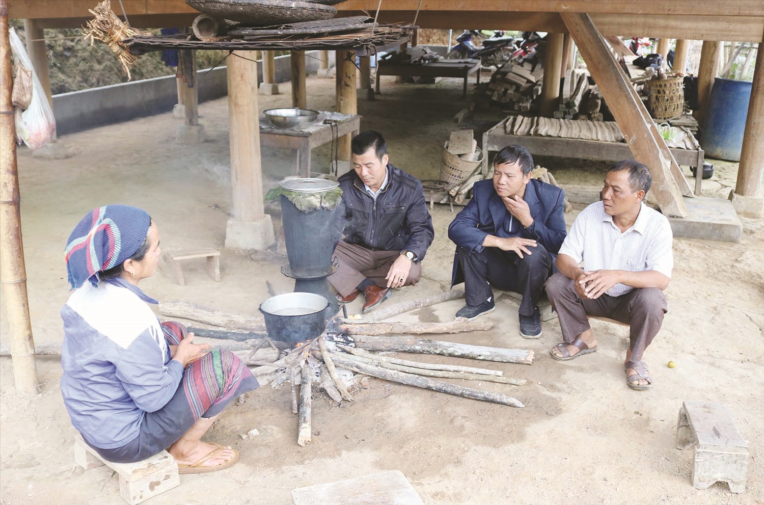 Ông Moong Văn Hoàng luôn tích cực trong công tác tuyên truyền các chủ trương, đường lối của Đảng và vận động người dân chấp hành các quy định của Nhà nước và địa phương