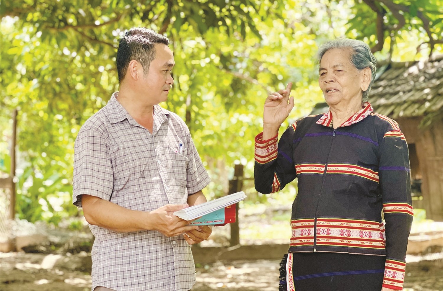 Già làng, Người có uy tín Ksor H’Blâm, làng Krông, xã Ia Mơ trao đổi, chia sẻ công việc cùng lãnh đạo xã Ia Mơ