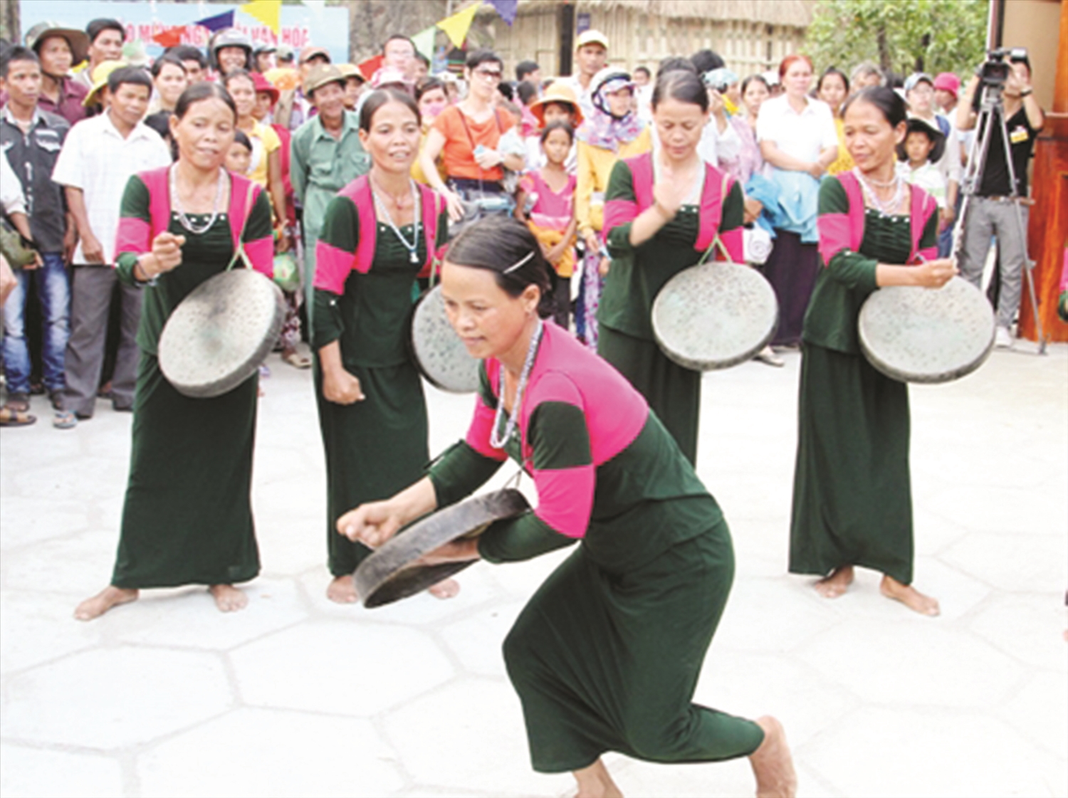 Đội nghệ nhân tộc họ Pi-năng ở xã Phước Thắng, huyện Bác Ái, tỉnh Ninh Thuận biểu diễn nhạc cụ mã la. Ảnh: Thái Sơn Ngọc