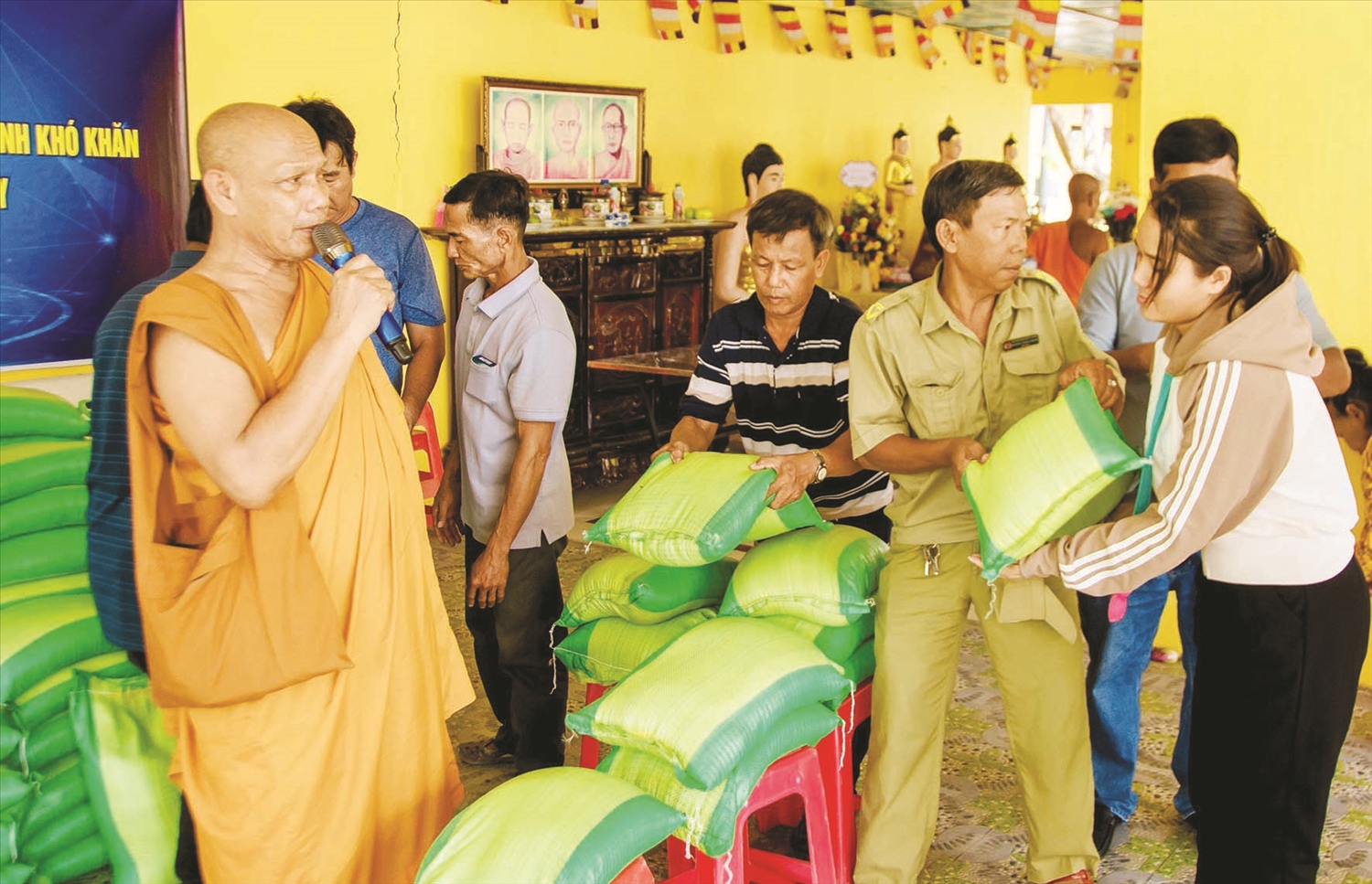 Người có uy tín, Hoà thượng Thạch Hà (ngoài cùng bên trái) tặng gạo cho gia đình khó khăn dịp Tết Chôl Chnăm Thmây năm 2024