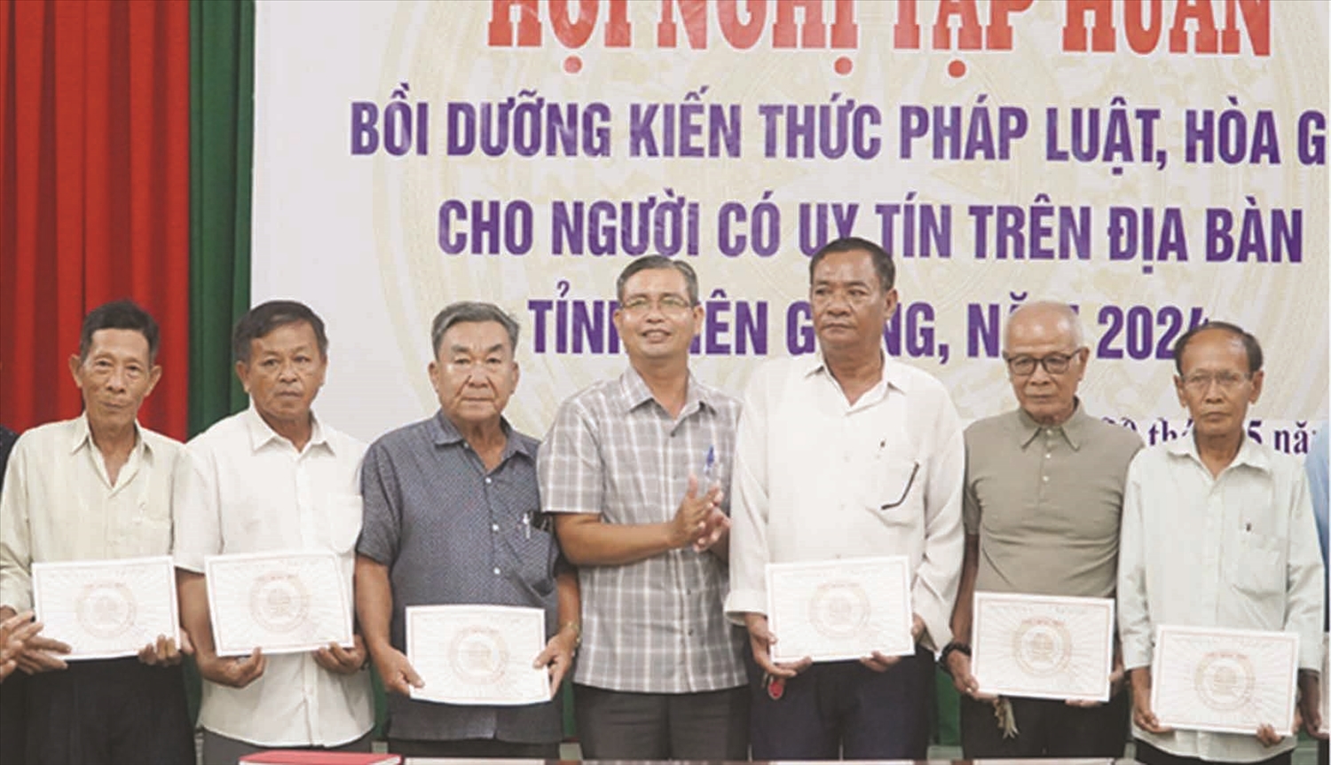 Ban Dân tộc tỉnh Kiên Giang phối hợp Trường Cao đẳng Luật miền Nam tổ chức Hội nghị bồi dưỡng kiến thức về hòa giải viên ở cơ sở cho Người có uy tín trong đồng bào DTTS năm 2024