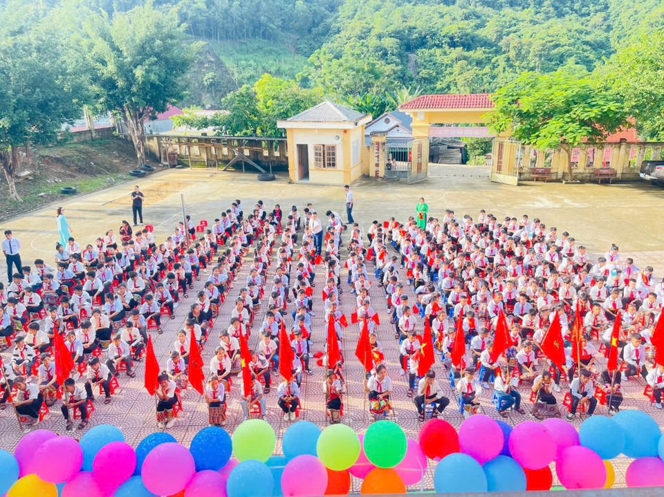 Hàng trăm học sinh trường PTDTBT Tiểu học tại xã Lượng Minh, huyện Tương Dương, tỉnh Nghệ An có mặt sớm tại trường để dự lễ khai giảng. 