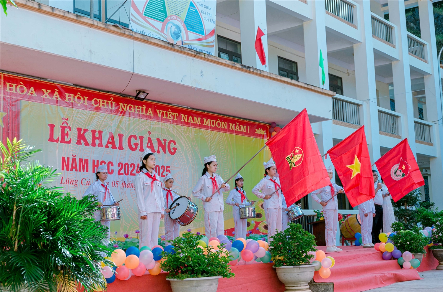 Lễ chào cờ của các em học sinh tại Trường Phổ thông Dân tộc bán trú THCS Lũng Cú trong ngày khai giảng