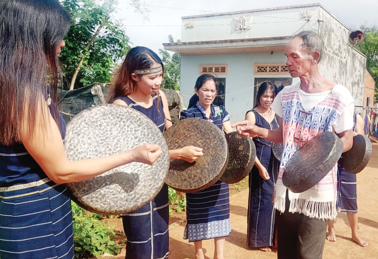 Nhiều địa phương trong tỉnh Lâm Đồng thường xuyên tổ chức các lớp truyền dạy cồng chiêng (Ảnh: Báo Lâm Đồng).