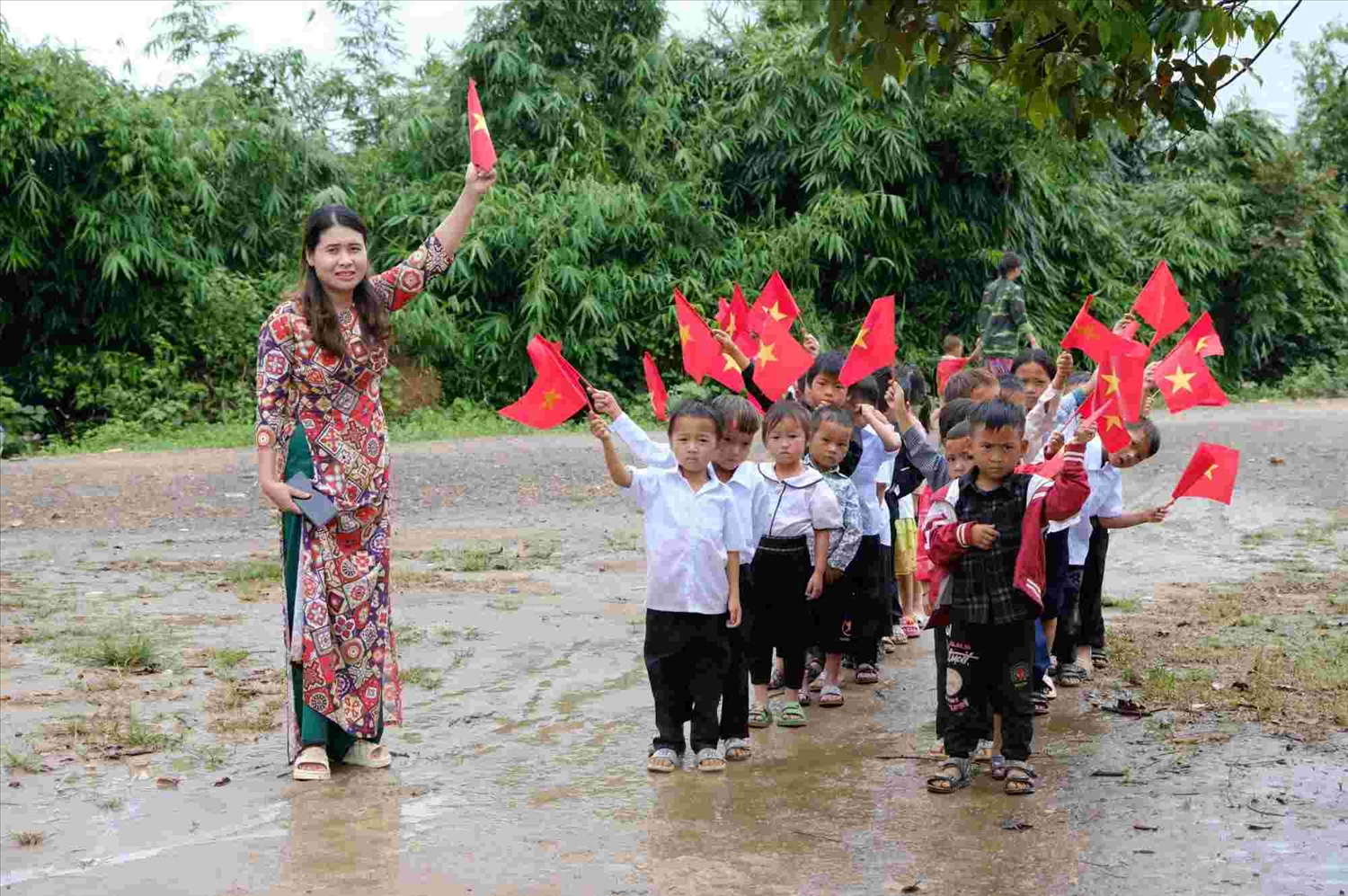 Ngày 4/9, tại Điểm trường 179, Trường Tiểu học Liêng Srônh, ở xã Liêng Srônh, huyện Đam Rông tổ chức Lễ Khai giảng năm học 2024 - 2025. Đây là điểm trường xa nhất và còn nhiều khó khăn trên địa bàn huyện Đam Rông, tỉnh Lâm Đồng (Ảnh: Hồng Thắm).