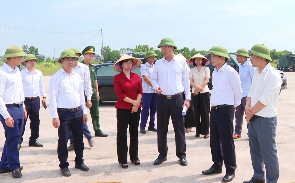 Phó Bí thư Thường trực Tỉnh ủy Quảng Ninh Trịnh Thị Minh Thanh kiểm tra thực tế tại khu neo đậu tránh trú bão Tiến Tới xã Đường Hoa, huyện Hải Hà