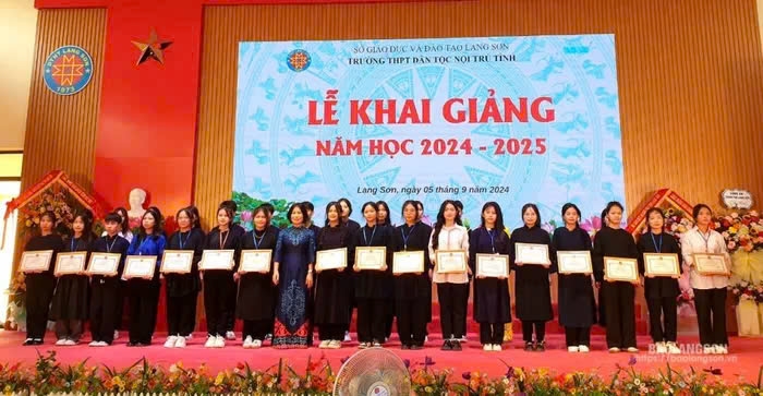 Lãnh đạo Sở GD&ĐT trao tặng Giấy khen cho các học sinh đạt giải cuộc thi học sinh giỏi cấp tỉnh năm học 2023-2024