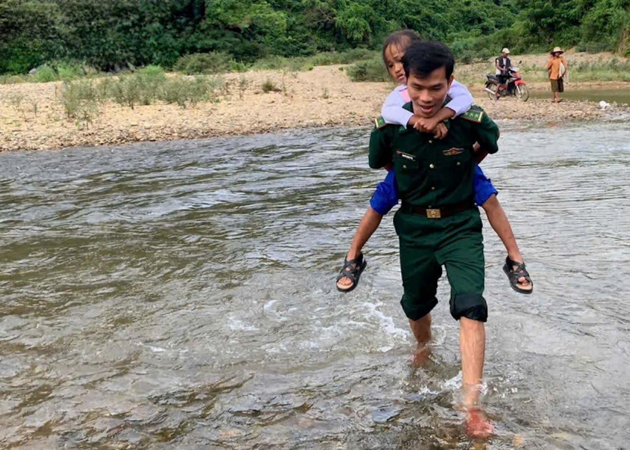 Thấu hiểu điều đó, lượng lượng thuộc Bộ Chỉ huy Bộ đội Biên phòng Quảng Trị bố trí lực lượng xuống tận các bản làng, điểm trường... để hướng dẫn, hỗ trợ các học sinh dự khai giảng. (Ảnh: Phan Vĩnh)