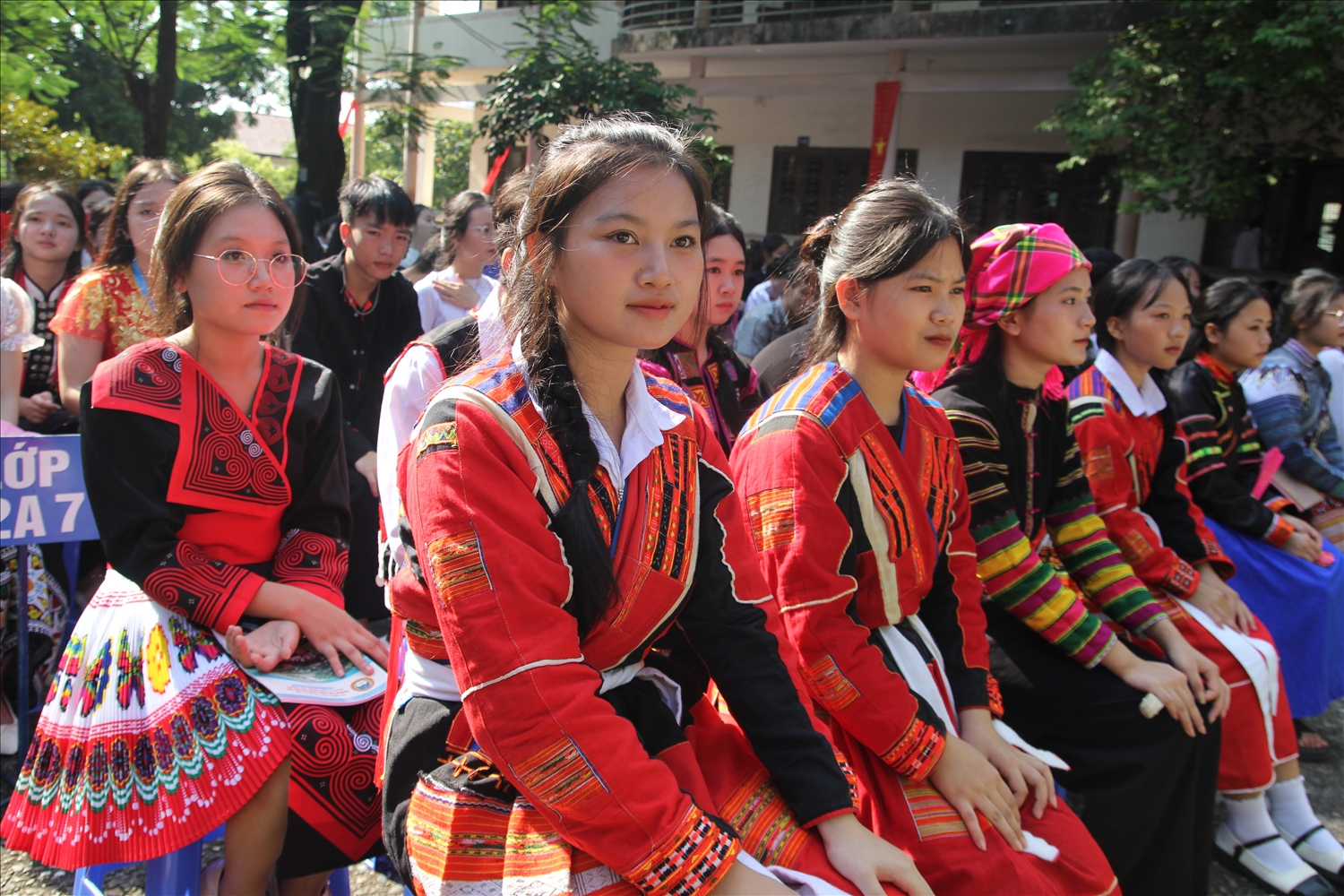 Các em học sinh hân hoan trong ngày khai giảng