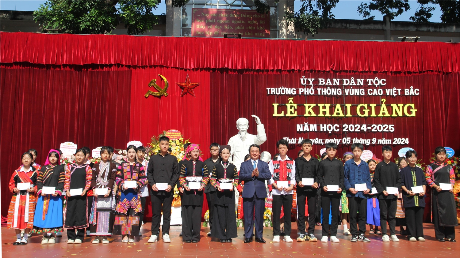 30 em học sinh dân tộc thiểu số có thành tích cao trong học tập được trao học bổng