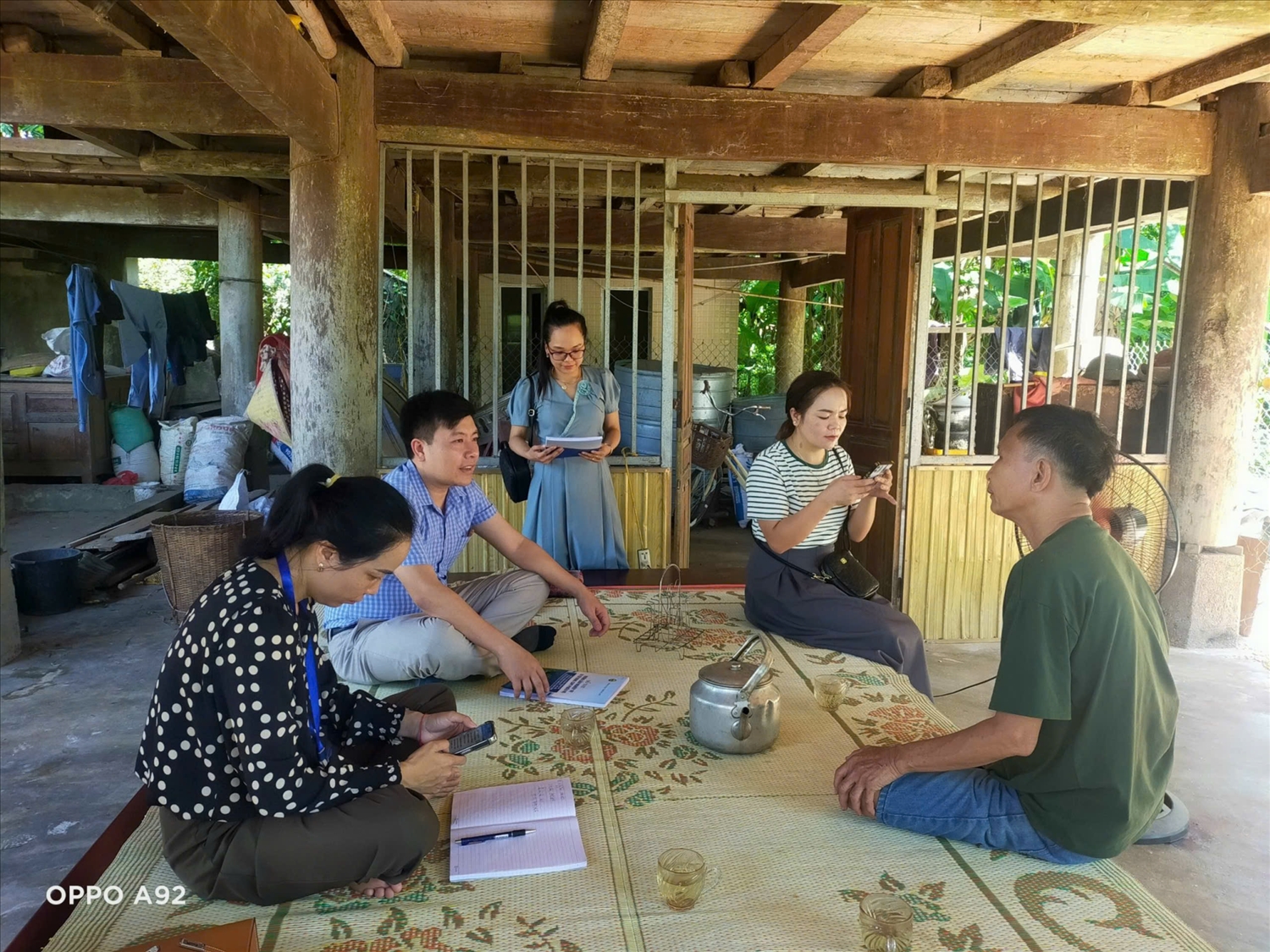 Địa bàn rộng, xa cách... khiến cho việc điều tra thu thập thông tin vùng DTTS Nghệ An khó khăn, vất vả