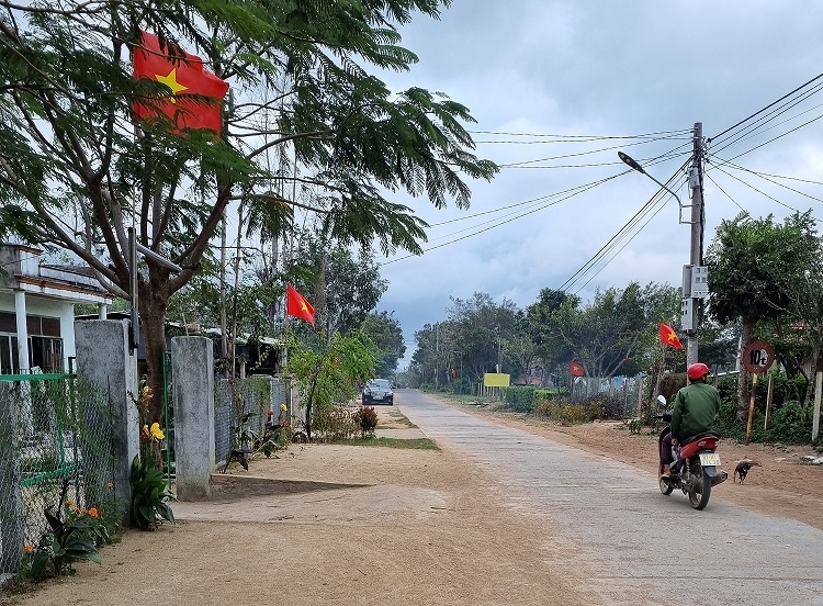 Con đường, tường rào sạch đẹp ở làng kháng chiến Stơr hôm nay.