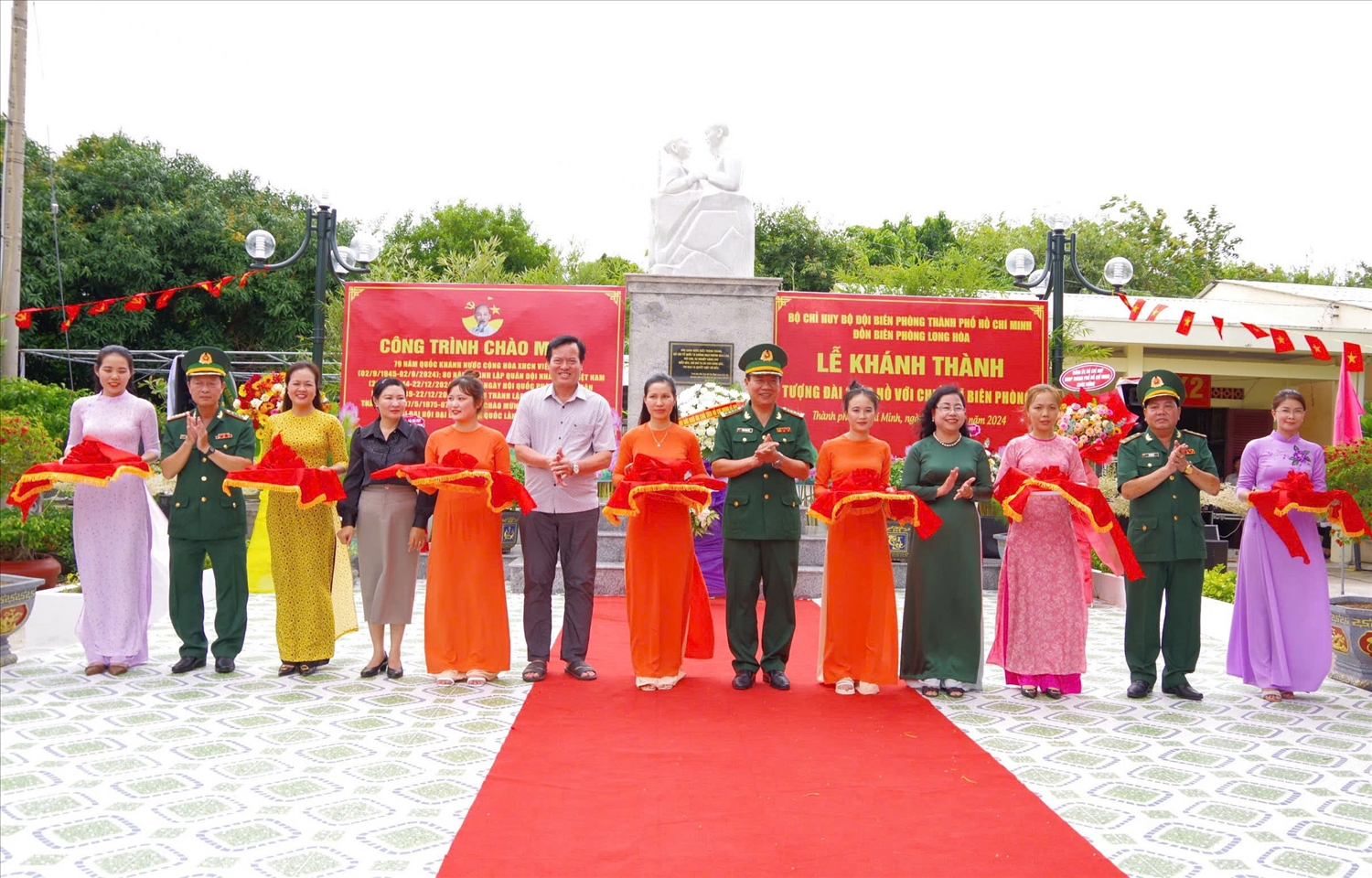 Các đại biểu cắt băng khánh thành tượng đài “Bác Hồ với chiến sĩ Biên phòng” 