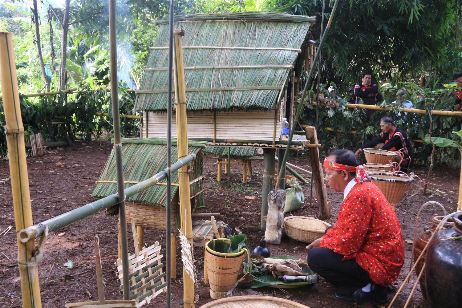 Thầy cúng đọc bài khấn thần linh cầu cho mưa thuận gió hòa, mùa màng tươi tốt