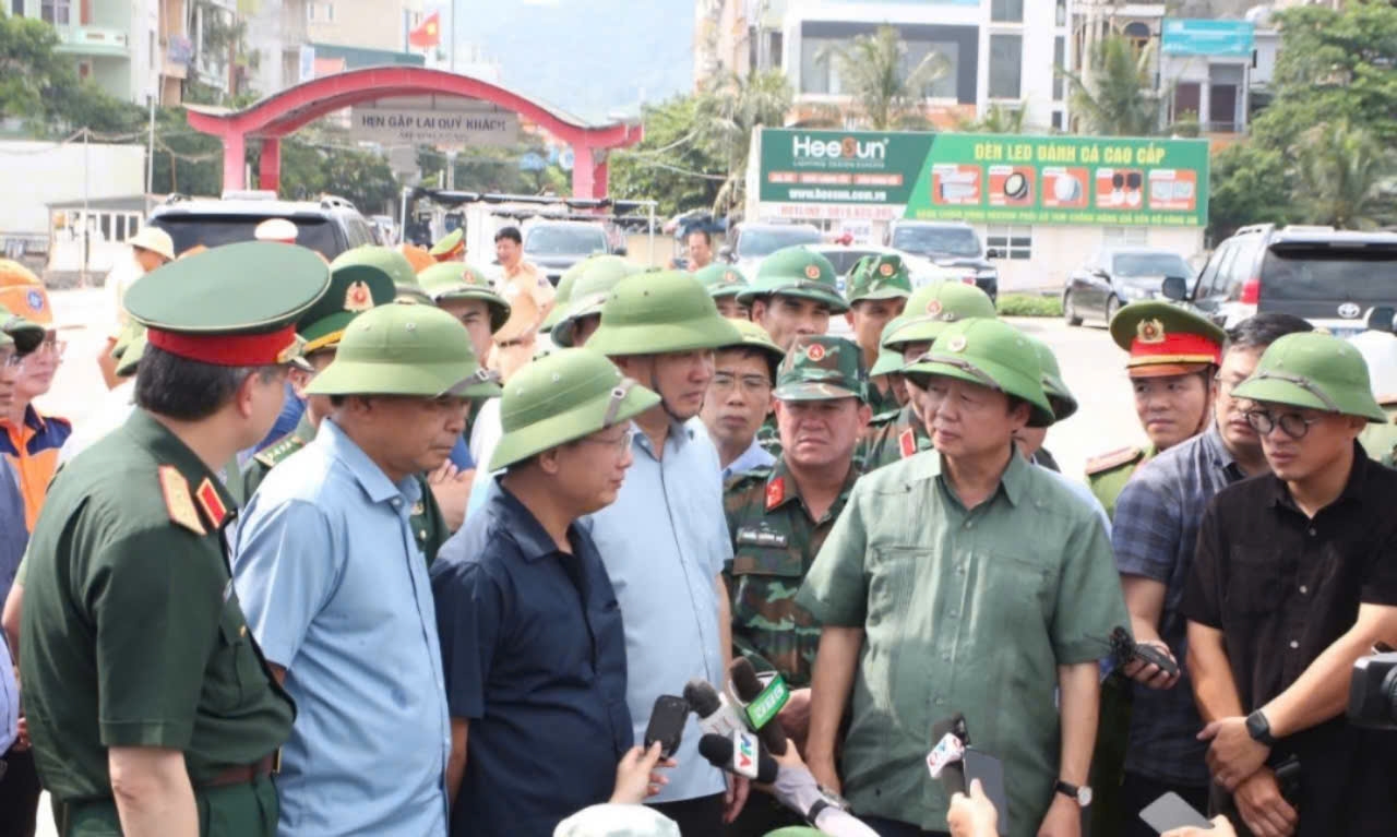 Phó Thủ tướng yêu cầu chính quyền địa phương và các đơn vị liên quan thực hiện mọi biện pháp cần thiết giảm tối đa tổn thất, thiệt hại về sức khoẻ, tính mạng, tài sản của nhân dân