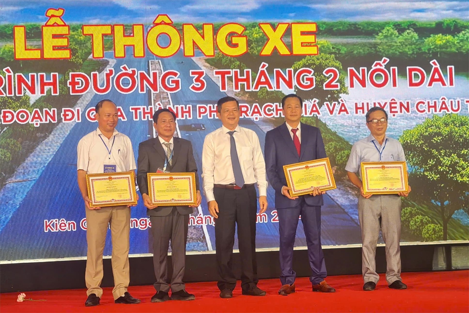 4 tập thể được trao Bằng khen vì đã có thành tích xuất sắc trong quá trình thực hiện dự án