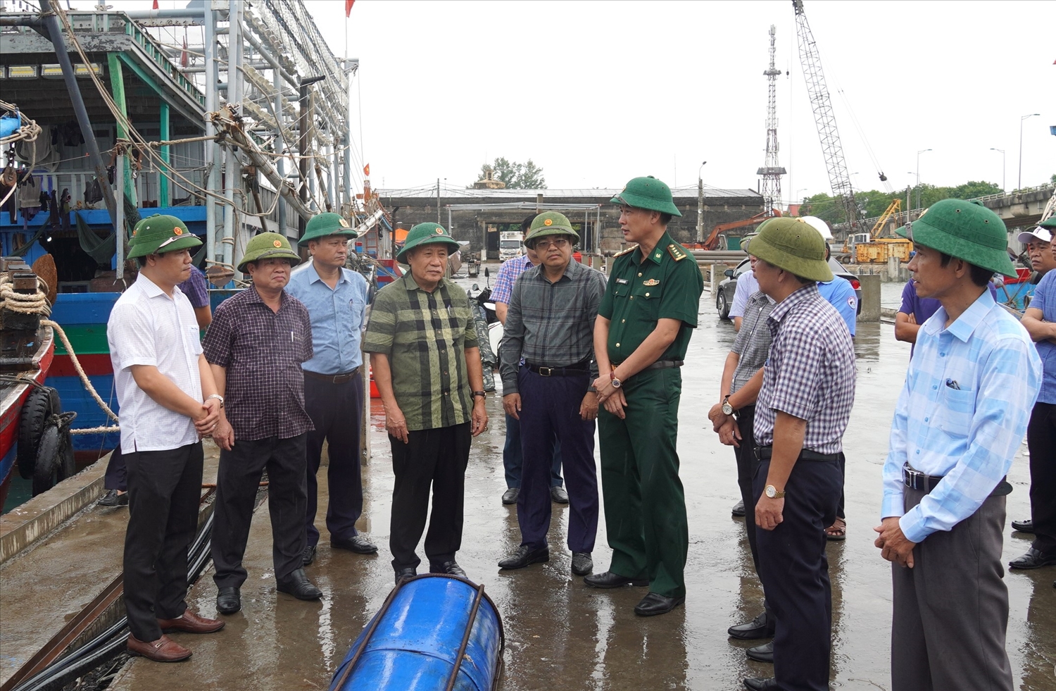 Ông Hà Sỹ Đồng (thứ 4 từ trái qua) - Phó Chủ tịch Thường trực UBND tỉnh Quảng Trị cùng Đoàn công tác kiểm tra công tác phòng chống và ứng phó với bão số 3 tại cảng Cửa Việt (huyện Triệu Phong)