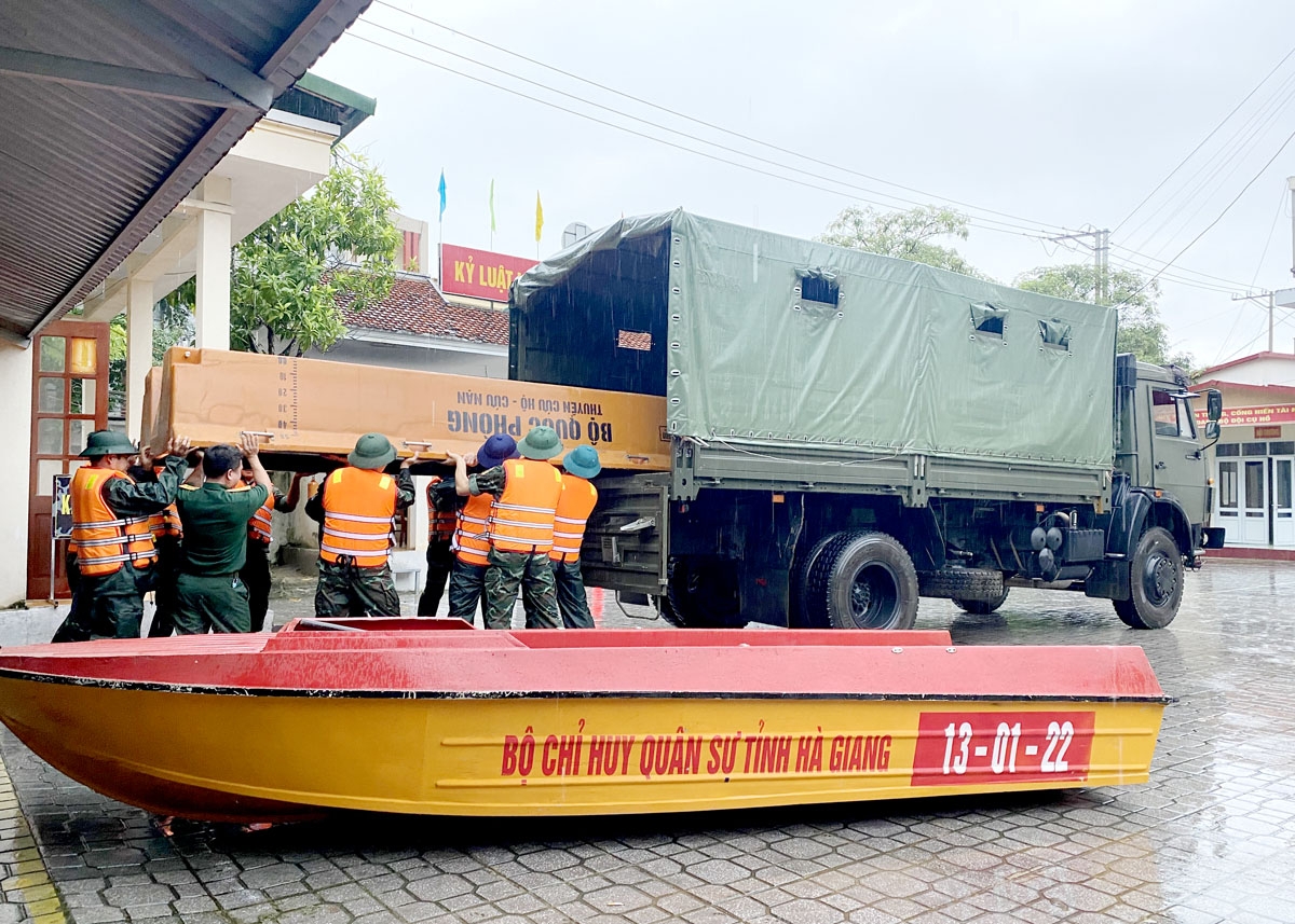 Bộ Chỉ huy Quân sự tỉnh Hà Giang đã duy trì nghiêm chế độ ứng trực cứu hộ, cứu nạn bảo đảm 100% quân số