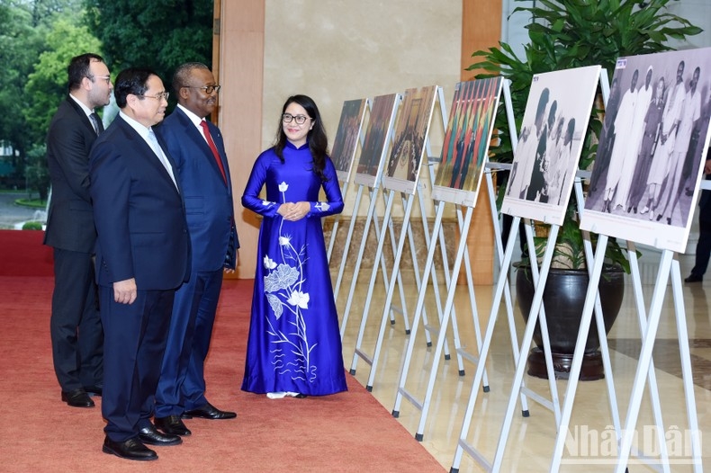 Thủ tướng Phạm Minh Chính giới thiệu với Tổng thống Cộng hòa Guinea-Bissau Umaro Sissoco Embalo những bức ảnh về quan hệ hai nước. (Ảnh: Trần Hải)