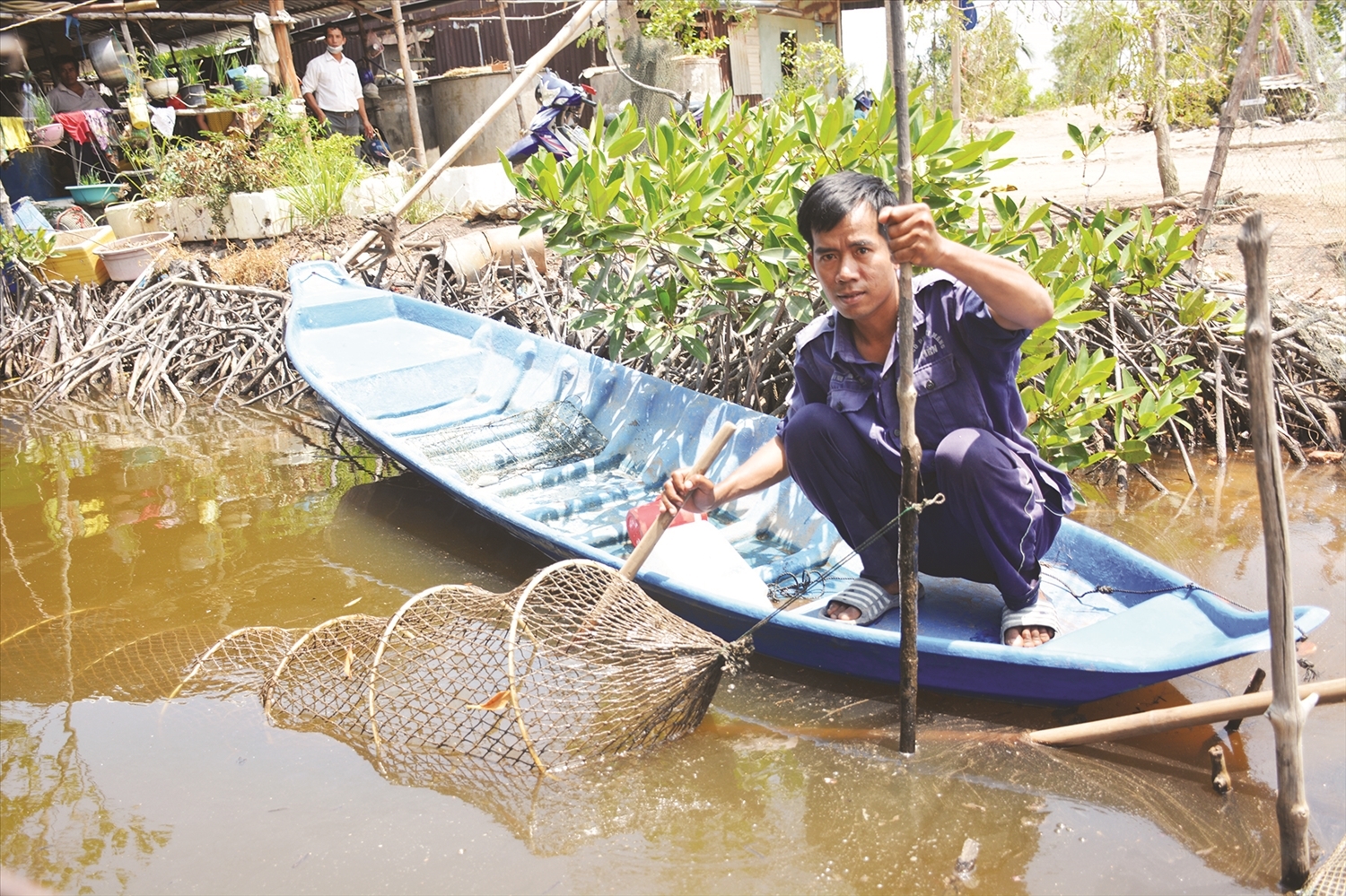 Ông Thạch LeNe thành công với mô hình nuôi tôm, cua quảng canh, mang lại nguồn thu mỗi năm từ 400 - 600 triệu đồng. Ảnh TL