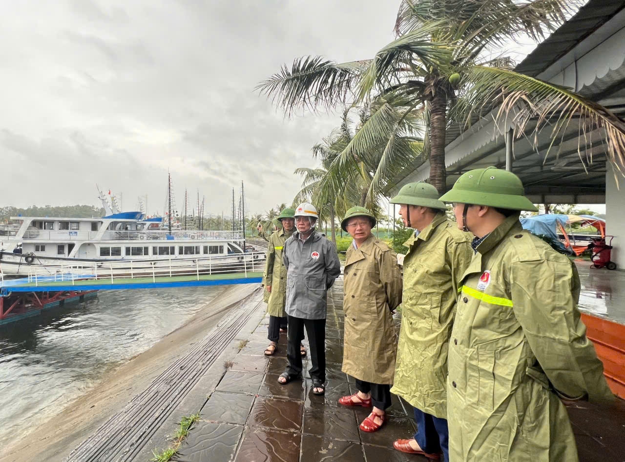 Bộ trưởng Bộ NN&PTNN cùng đoàn công tác đã đi kiểm tra tại khu vực Cảng tàu khách quốc tế Tuần Châu