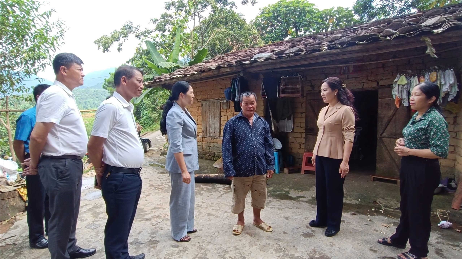 Phó Chủ tịch UBND tỉnh Quảng Ninh Nguyễn Thị Hạnh cùng lãnh đạo huyện Bình Liêu kiểm tra, thăm hỏi gia đình ông Phùn A Si tại thôn Cao Thắng xã Lục Hồn hộ cận nghèo trong công tác phòng chống bão số 3 