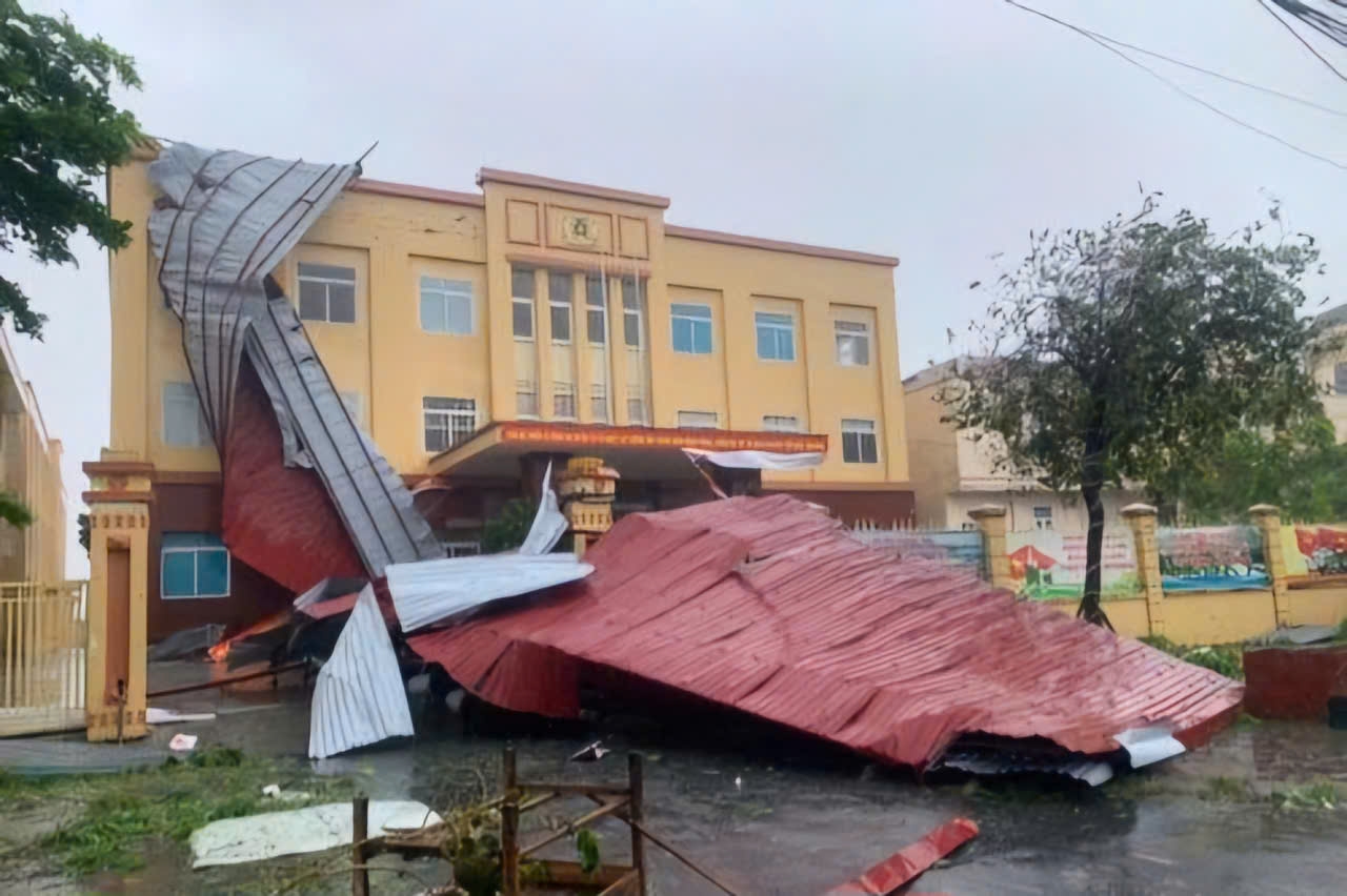 Mái tôn bị gió bão tốc bay vào Trụ sở Công an huyện Cô Tô