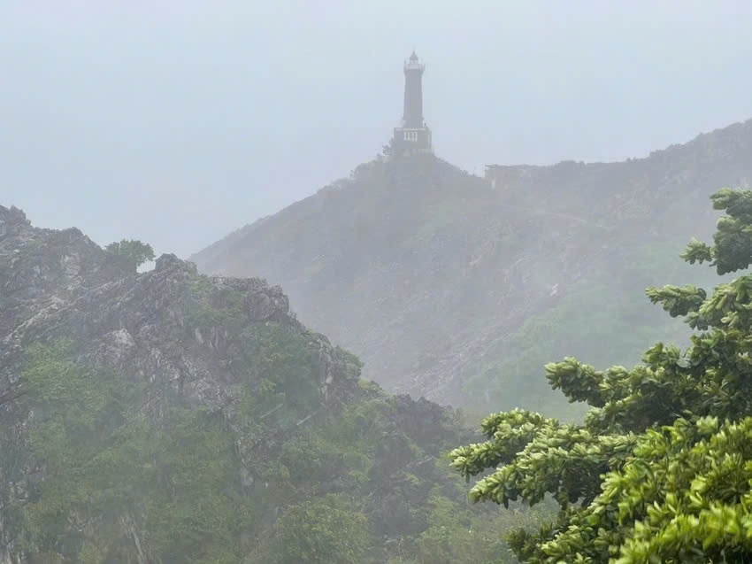 Gió mưa mịt mù vây kính ngọn Hải đăng Long Châu và cột phát sóng Viettell trên đảo Cát Bà.