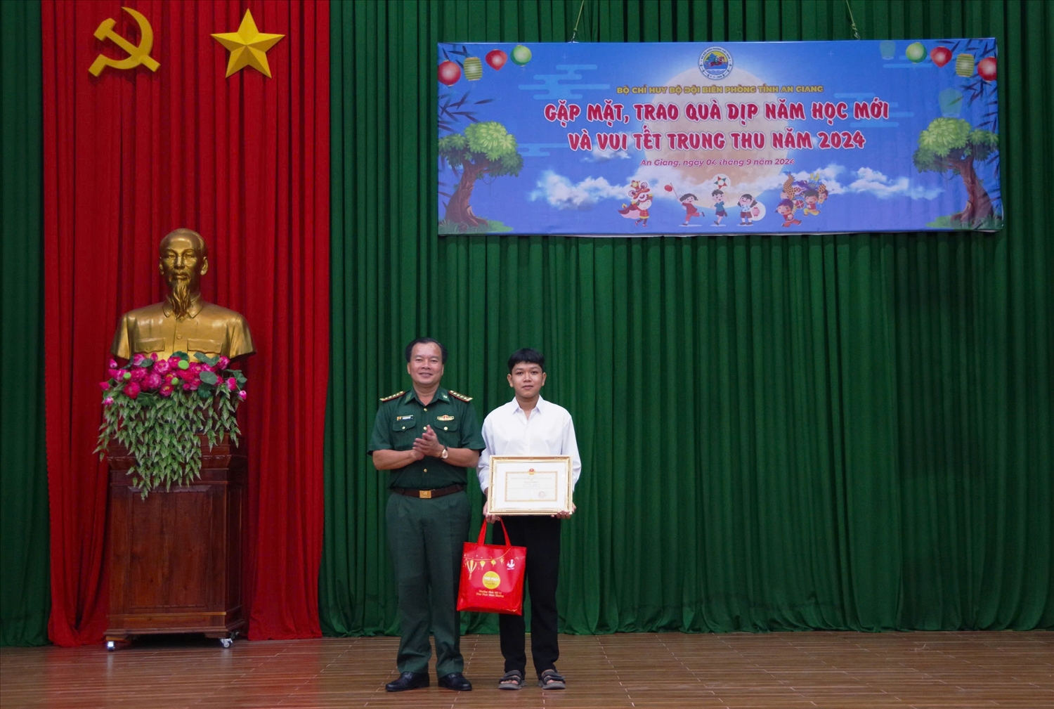 Đại tá Lê Hoàng Việt trao tặng Giấy khen cho em Nguyễn Văn Thành (chương trình Nâng bước em tới trường) vì đã đạt thành tích xuất sắc trúng tuyển vào Học viện Kỹ thuật Quân sự năm 2024