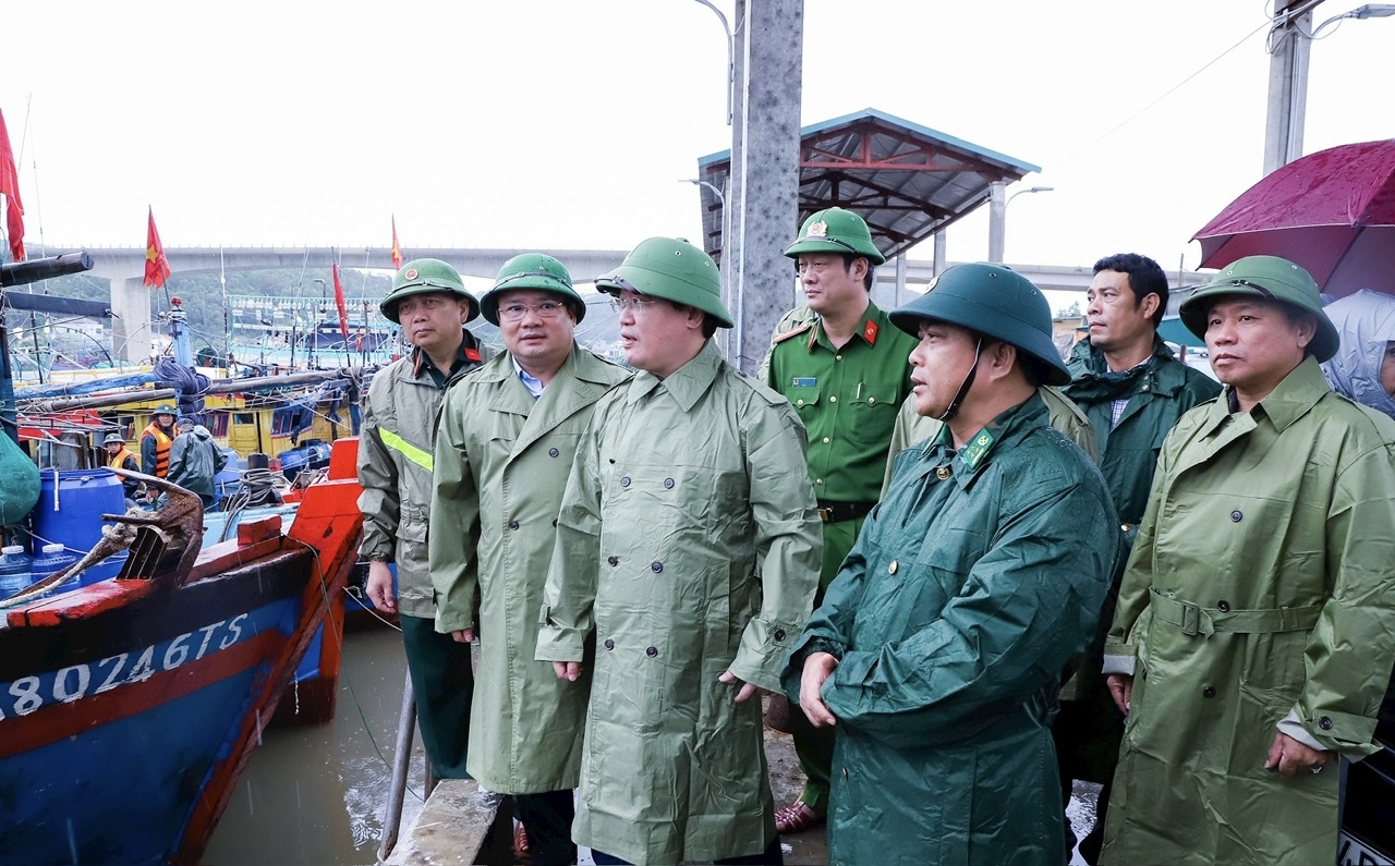 Chủ tịch UBND tỉnh Nghệ An Nguyễn Đức Trung (hàng đầu, thứ 3 từ trái sáng) cùng các sở, ngành kiểm tra công tác ứng phó bão số 3 ở các huyện ven biển