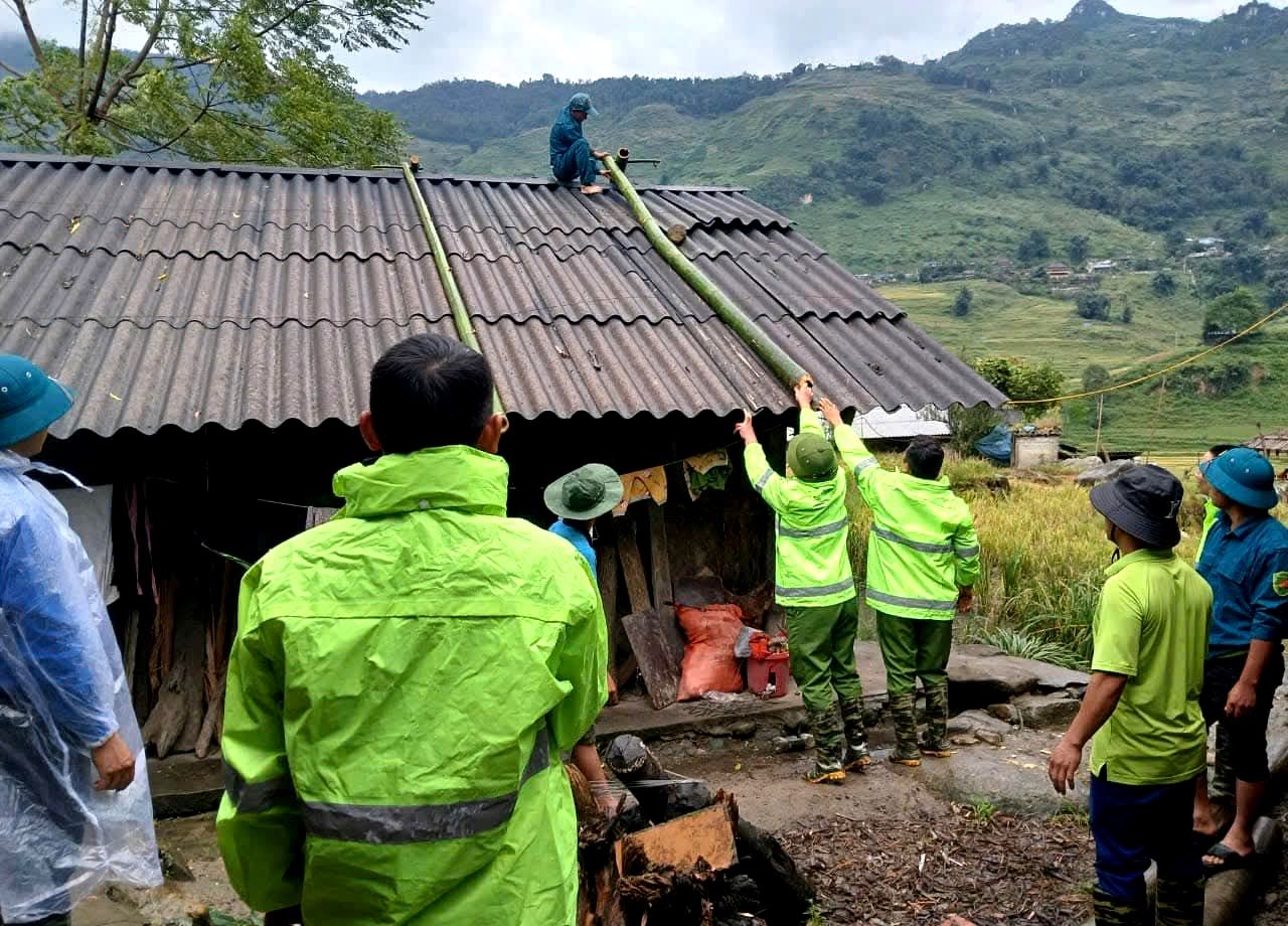 Lực lượng Công an, Quân đội giúp người dân Sa Pa gia cố nhà cửa