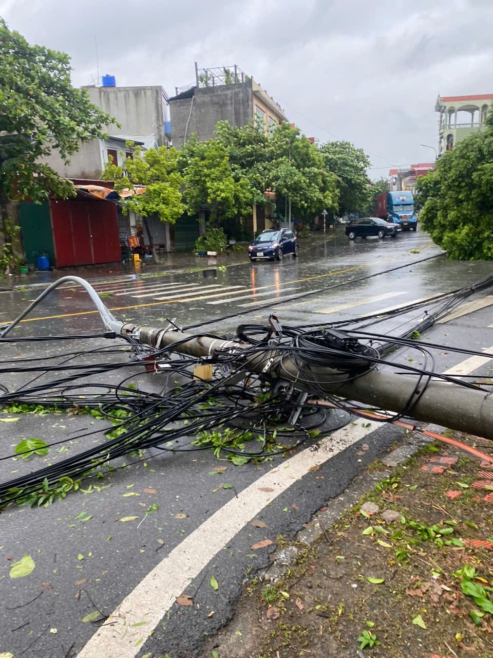 Thiệt hại lưới điện ở Hưng Yên