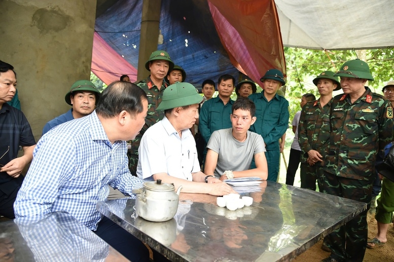 Phó Thủ tướng Hồ Đức Phớc chia buồn cùng gia đình nạn nhân bị sạt lở vùi lấp ngôi nhà làm 4 người tử vong - Ảnh: VGP/Trần Mạnh